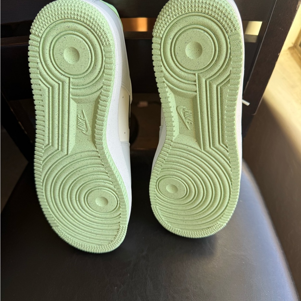 Nike White Low-Top Sneakers with Light Green‎ Insoles - Picture 5 of 9